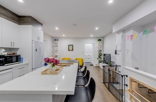 Riverdale Maison | Modern 2-Bedroom Retreat Steps from Danforth