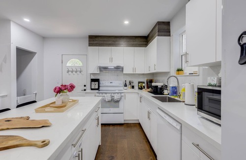 Riverdale Maison | Modern 2-Bedroom Retreat Steps from Danforth