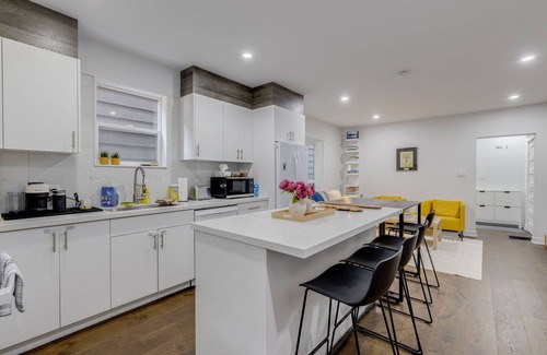 Riverdale Maison | Modern 2-Bedroom Retreat Steps from Danforth