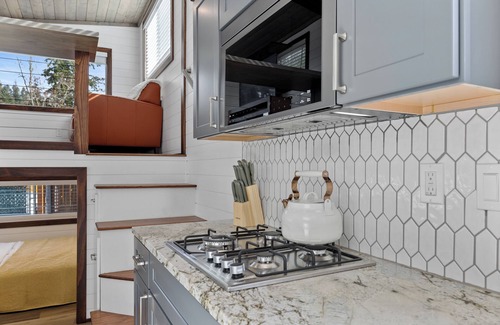 Eatonville Maison | Charming 2-bedroom tiny home with Lake Ohop access - Near Mt. Rainier