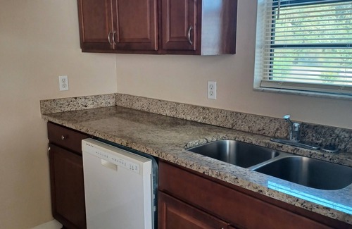 Interchange Square Appartement | Modern 2-bedroom with AC and WiFi in charming Palm Bay. Clean with Washer/Dryer.