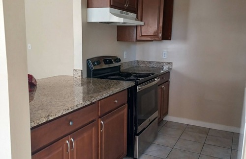 Interchange Square Appartement | Modern 2-bedroom with AC and WiFi in charming Palm Bay. Clean with Washer/Dryer.