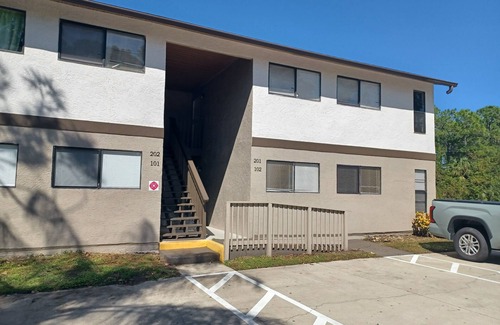 Interchange Square Appartement | Modern 2-bedroom with AC and WiFi in charming Palm Bay. Clean with Washer/Dryer.