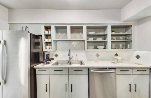 Old East Dallas Copropriété | Modern 2 BR 2 bath poolside condo with spacious patio, smart TV, full kitchen, and access to award-winning courtyard. Perfect for working professionals in central Dallas.