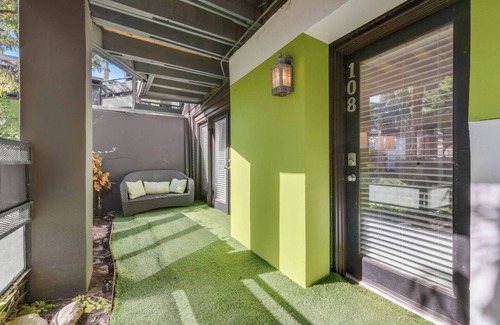 Old East Dallas Copropriété | Modern 2 BR 2 bath poolside condo with spacious patio, smart TV, full kitchen, and access to award-winning courtyard. Perfect for working professionals in central Dallas.