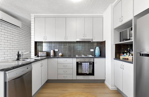 Shelly Beach Appartement | Modern 2 BR Beachside Apartment - Kings Beach QLD