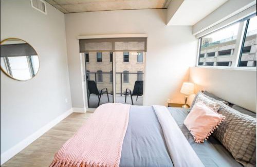 Downtown Appartement | Modern 2 BR with Balcony in GR Entertainment District