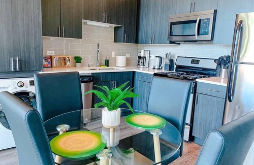 Near South Side Appartement | Modern 2b/2b family heaven with optional parking for up to 8 guests