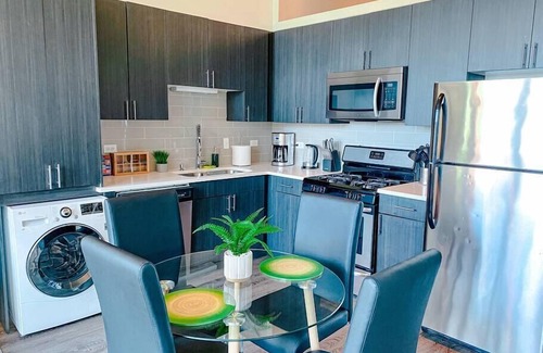 Near South Side Appartement | Modern 2b/2b family heaven with optional parking for up to 8 guests