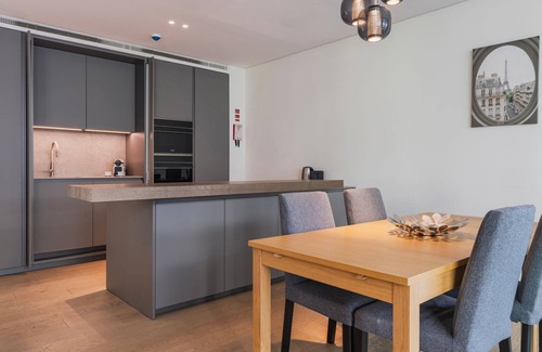 Marvila Appartement | Modern 2BDR Apartment w/Garage by LovelyStay