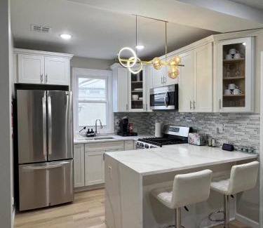 West Side Appartement | Modern 2BR and Office Near NYC With Parking - Sleeps 6