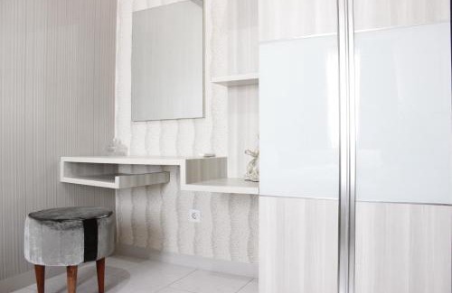 Cibaduyut Appartement | Modern 2BR Apartment at Mekarwangi Square Cibaduyut By Travelio