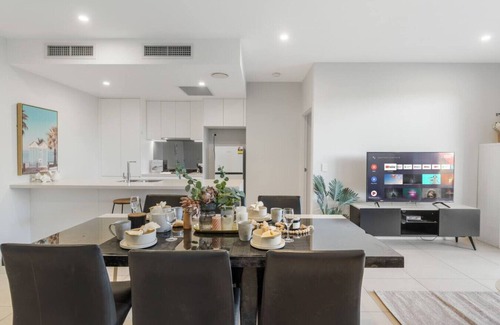 Macgregor Appartement | Modern 2BR Apartment Balcony & Central Convenience