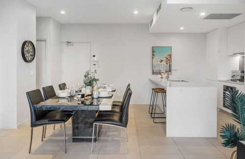 Macgregor Appartement | Modern 2BR Apartment Balcony & Central Convenience