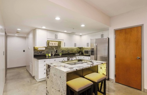 Short North Lit Et Petit-Déjeuner | Short North Condo with Free Off-Street Parking - Walk to Convention Center