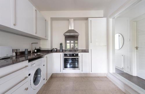 Leyton Appartement | Modern 2BR Flat with 3 Beds Urban Getaway - Cherry
