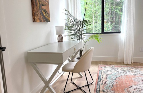 Geneva Appartement | Modern 2BR forest retreat steps from Galbraith trails & Lake Whatcom. Monthly stays Jan–Mar 2026. Fast Wi-Fi & desk for remote work. Mount Baker skiing just 80 mins away.