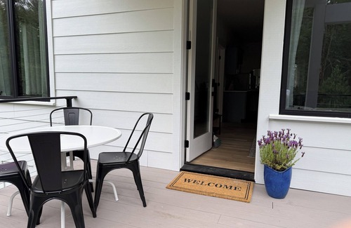 Geneva Appartement | Modern 2BR forest retreat steps from Galbraith trails & Lake Whatcom. Monthly stays Jan–Mar 2026. Fast Wi-Fi & desk for remote work. Mount Baker skiing just 80 mins away.