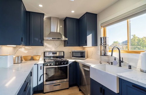 Golden Hill Appartement | Modern 2BR Heart of South Park Walkable With W/D