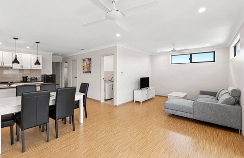 Bungalow Appartement | MODERN 2BR INNER-CITY SUBURB FOR SMALL GROUP- Cairns