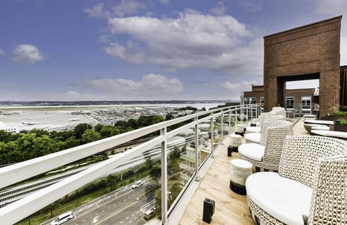 Crystal City Appartement | Modern 2BR Oasis with Scenic Rooftop & Gym ﻿