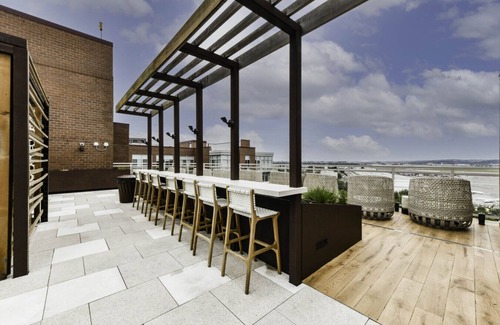 Crystal City Appartement | Modern 2BR Oasis with Scenic Rooftop & Gym ﻿