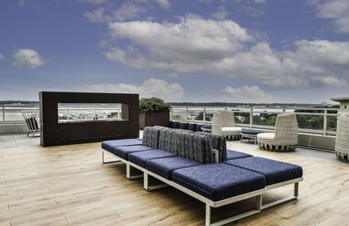 Crystal City Appartement | Modern 2BR Oasis with Scenic Rooftop & Gym ﻿