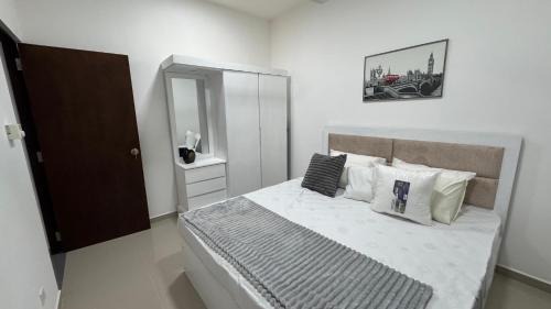 Kaduwela Appartement | Modern 2BR Resort Apartment with Pool & Gym, Malabe