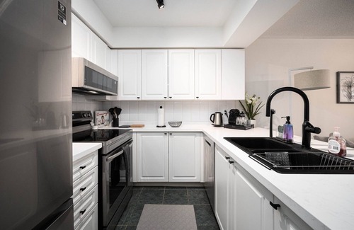 Bay Cloverhill Copropriété | Modern 2BR Style + Balcony in Downtown Toronto