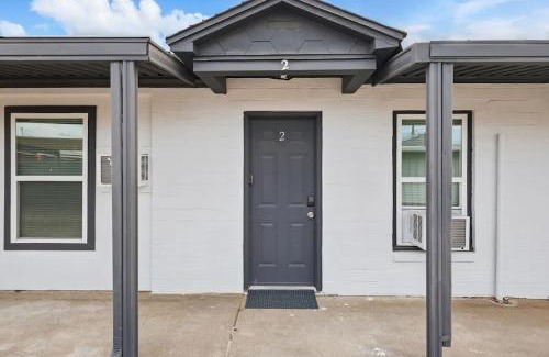 Haltom City Appartement | Modern 2BR Unit Hot Tub