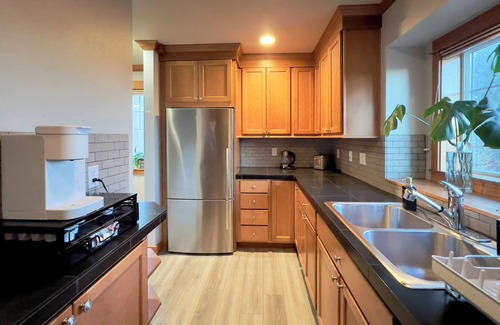Judkins Park Maison | Stylish 2BR Townhome with Fire Pit + BBQ + Pet Friendly Near Downtown Seattle