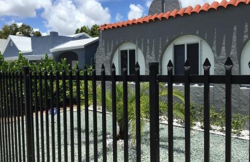 Buena Vista Maison | Modern 3/1 house close to Beaches and Midtown