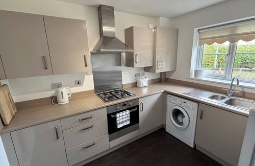 Basildon Maison | Modern 3-Bed 3-Bath Home | Quiet Road | Parking |
