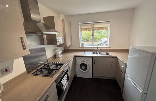 Basildon Maison | Modern 3-Bed 3-Bath Home | Quiet Road | Parking |