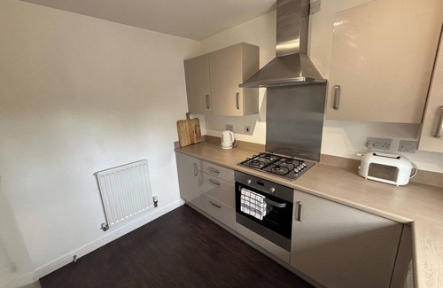 Basildon Maison | Modern 3-Bed 3-Bath Home | Quiet Road | Parking |
