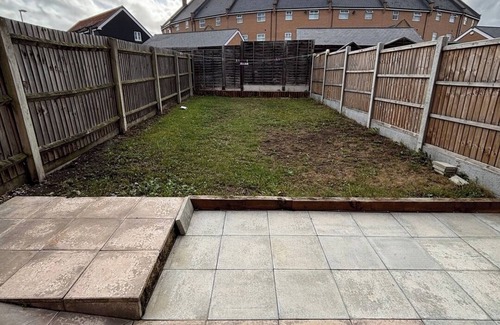 Basildon Maison | Modern 3-Bed 3-Bath Home | Quiet Road | Parking |