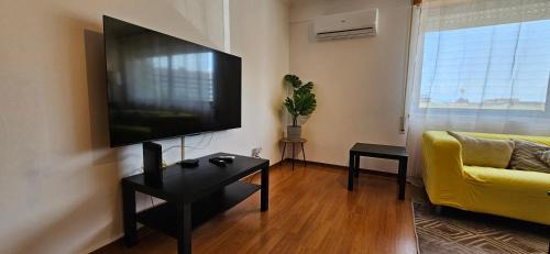 Palhais Appartement | Modern 3 Bed Flat - Beaches, Expo & City Fun - Your Gateway to Lisbon