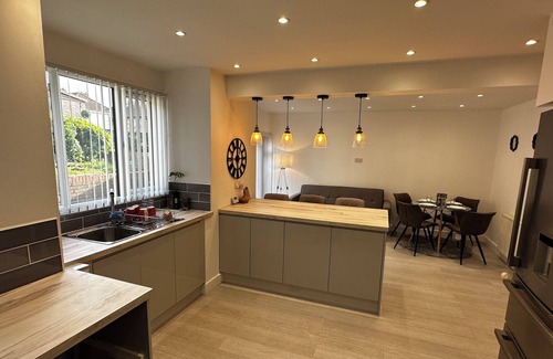 Bloxwich Maison | Modern 3 Bed Home Located in Solihull Located Near Birmingham Airport/nec
