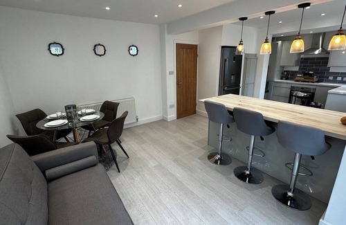 Bloxwich Maison | Modern 3 Bed Home Located in Solihull Located Near Birmingham Airport/nec