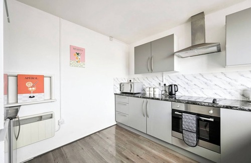 Epping Appartement | Modern 3-Bed Maisonette | Epping High St | Parking