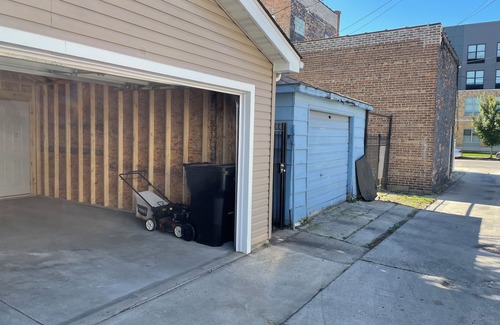 Chicago Maison | Modern 3-bedroom 2.5 Bathroom house with Garage Parking and experienced host.