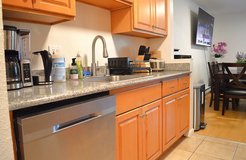 Albany Appartement | Modern 3-Bedroom 2 Bathroom Suite with AC, Perfect for Family and Work Group