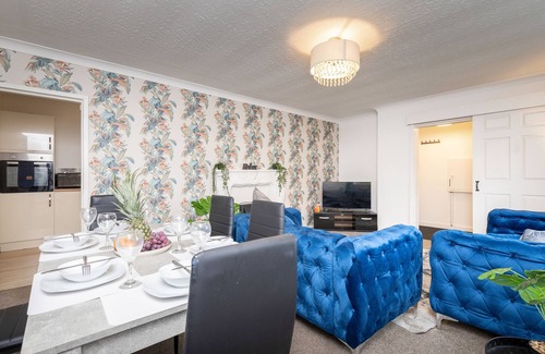 Coatbridge Maison | Modern 3 bedroom house with wet room - Spacious accommodation with free parking and wifi