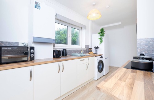 Coatbridge Maison | Modern 3 bedroom house with wet room - Spacious accommodation with free parking and wifi