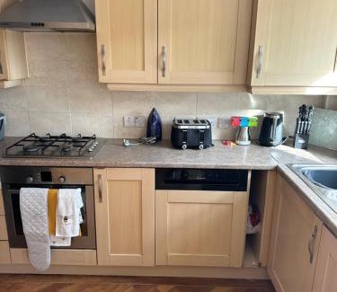 Darwin Maison | Modern 3-Bedroom Home 3 Minutes from Biggin Hill Airport - Secure Gated Community