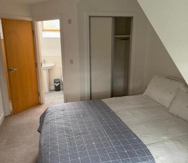 Darwin Maison | Modern 3-Bedroom Home 3 Minutes from Biggin Hill Airport - Secure Gated Community