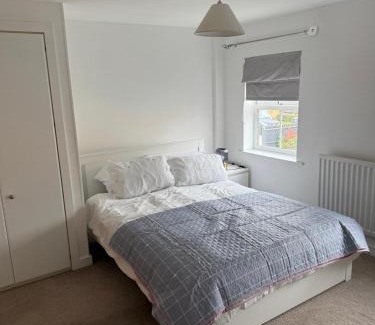 Darwin Maison | Modern 3-Bedroom Home 3 Minutes from Biggin Hill Airport - Secure Gated Community
