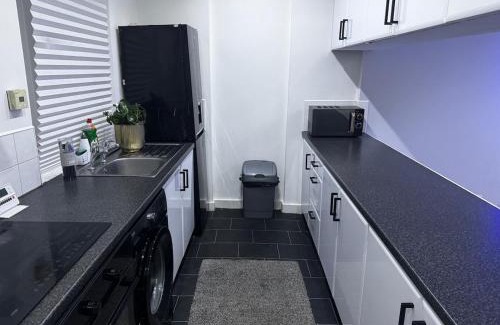Cumbernauld Appartement | Modern 3-Bedroom Home with Cozy Cinema-Style Living Space