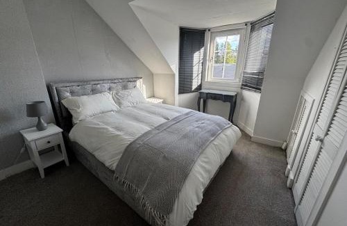 Cumbernauld Appartement | Modern 3-Bedroom Home with Cozy Cinema-Style Living Space