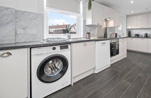 Bellshill Maison | Modern 3 bedroom house with private parking, modern kitchen and easy access around Glasgow